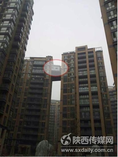 西安現(xiàn)最牛“天橋” 兩樓之間建起“空中走廊”