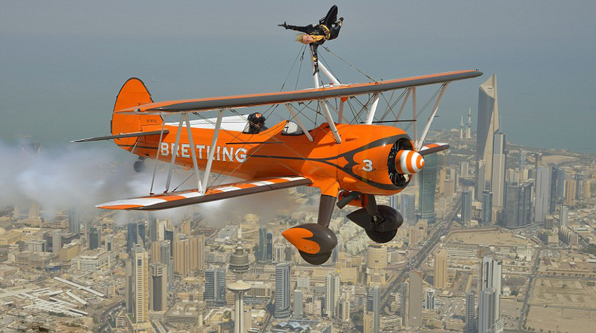 瑞士女子高空秀特技 機(jī)翼上驚險(xiǎn)行走