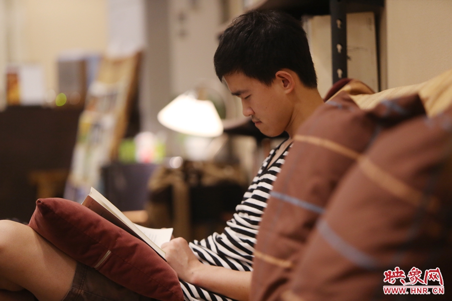 徐浩然，24歲，圖書編輯：在書店看紙質(zhì)書，意境會更深一些。