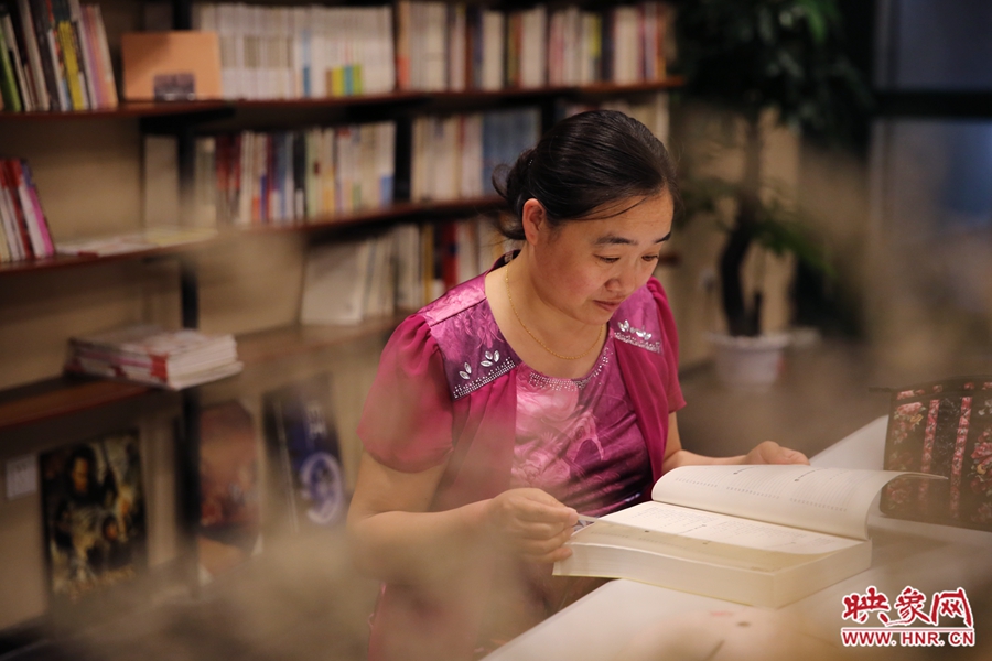 王艷、44歲，某醫(yī)院醫(yī)生：白天沒有時間，晚上帶小孩來這里培養(yǎng)她們的讀書習(xí)慣。