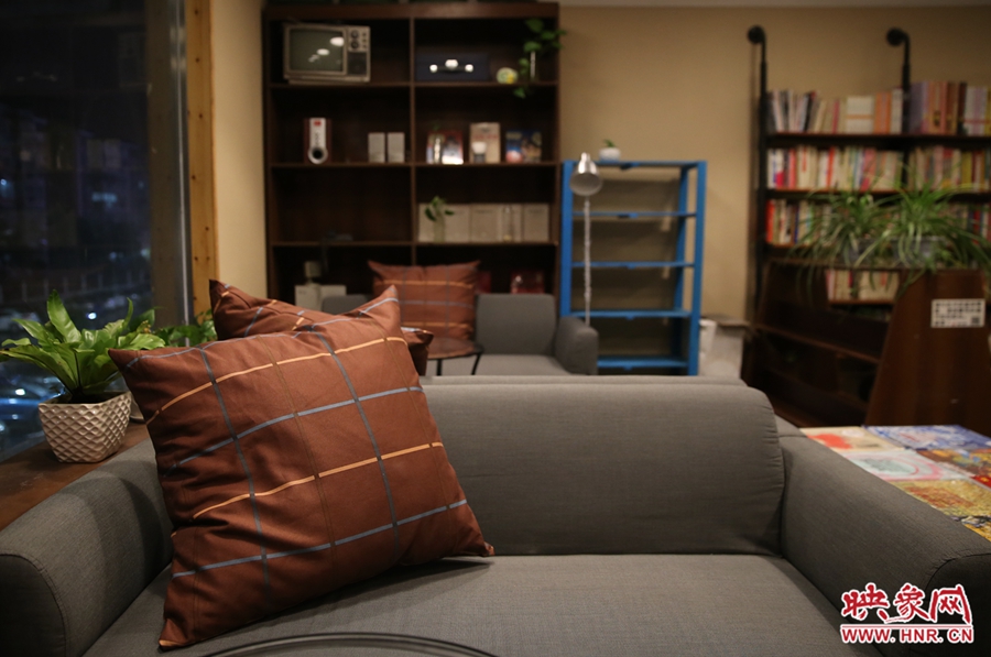 書店內(nèi)的布置非常溫馨，有種家里書屋的感覺。