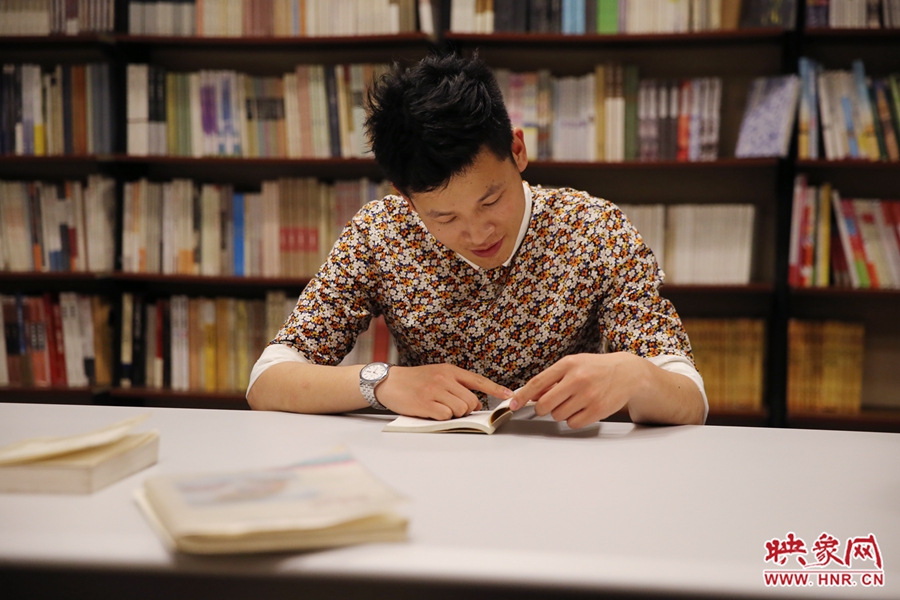 李恒，26歲，私營業(yè)主：喜歡撫摸紙質(zhì)書的感覺。