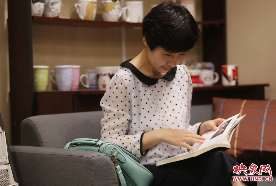 毛韶華，年齡保密，文字工作者：紙質(zhì)書是營養(yǎng)餐，電子書是快餐。