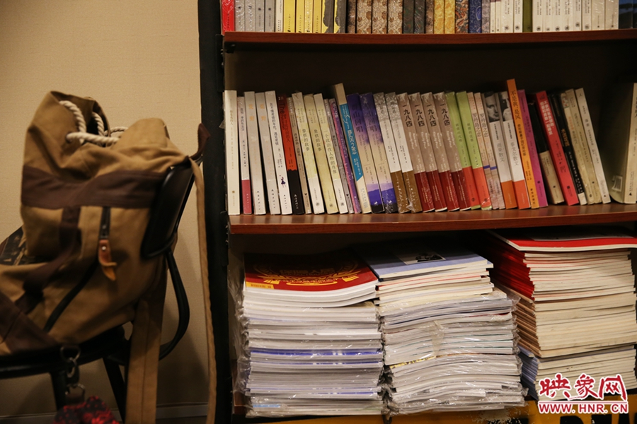 放下背包，捧起一本喜愛的書，生活的另一種方式。