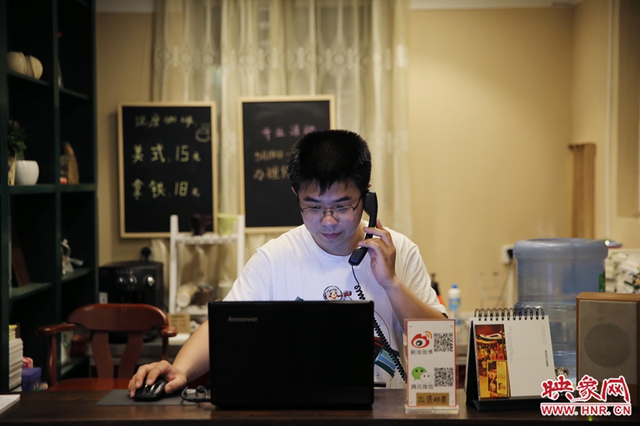 店長小博，由于書店搬遷至此，經(jīng)常接詢問地址的電話。