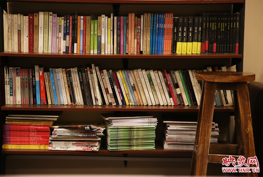 書店內(nèi)設(shè)置的高腳凳子。