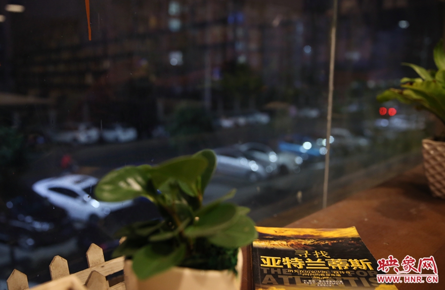 一扇窗，將喧鬧與寧靜分割。