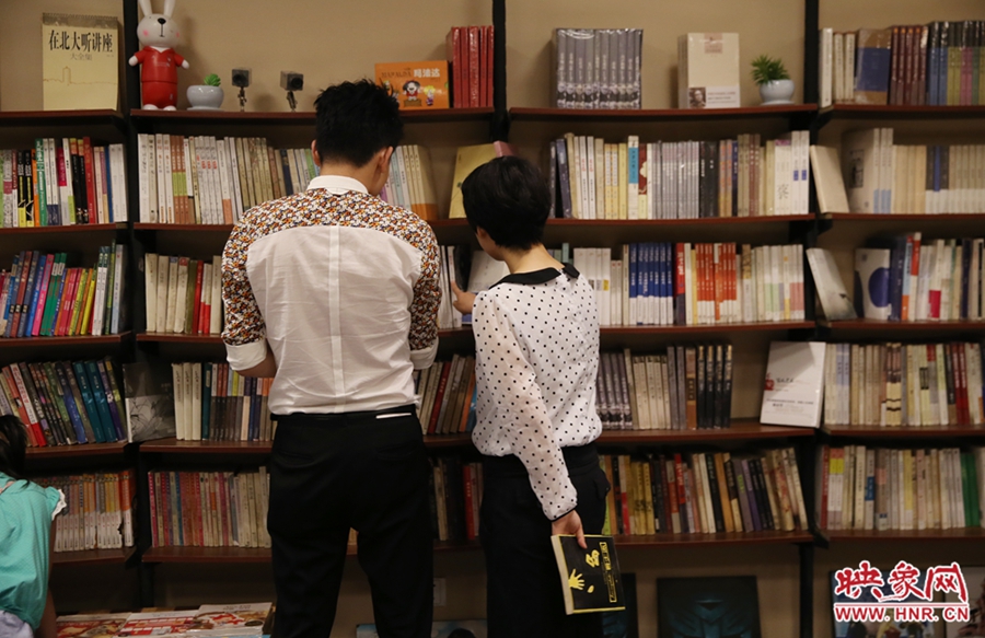 看書的人。