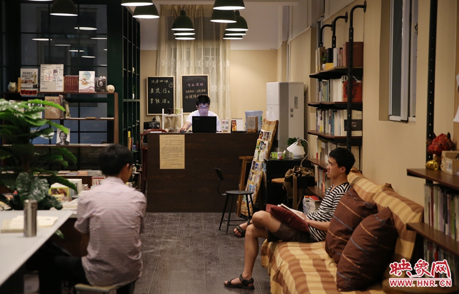 看書的人在相互交流。