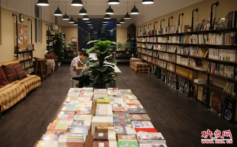 看書的人。