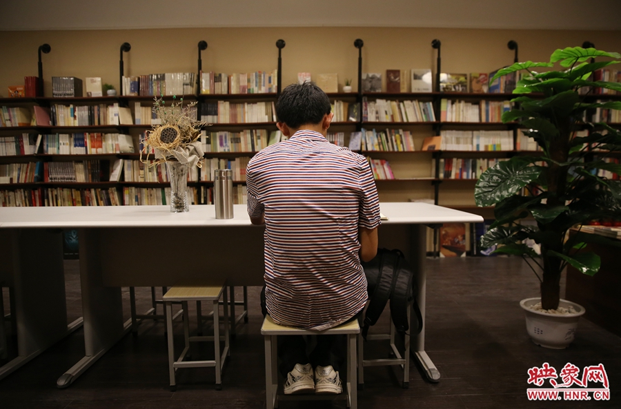 5月23日晚，鄭州一家24小時(shí)（周五、周六）書店?duì)I業(yè)。慕名而來的客人在看書。