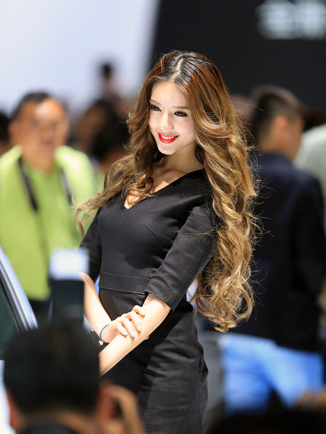 2014成都車展最美車模出爐 酥胸、長(zhǎng)腿、美背