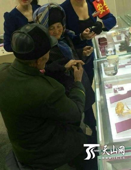 新疆拾荒老人為老伴買鉆戒 稱想讓她開(kāi)心一下