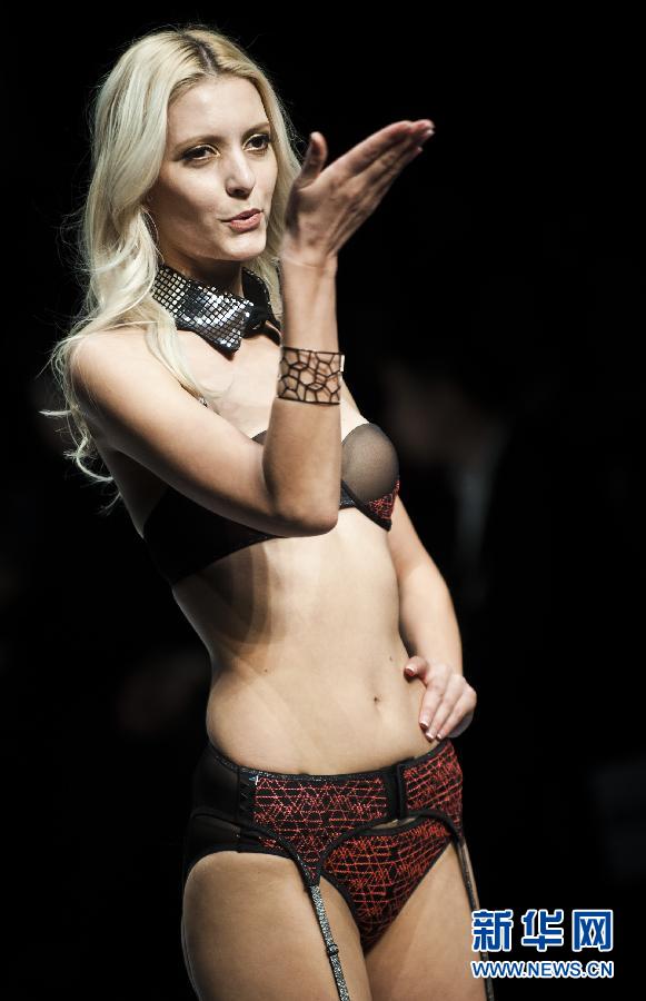 香港上演內(nèi)衣時(shí)裝秀