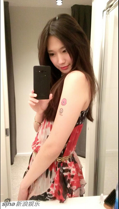 有顏有胸！日本變性美女性感迷人走紅網(wǎng)絡(luò)