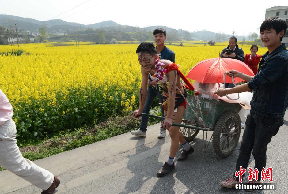 貴州90后青年拉板車(chē)接新娘