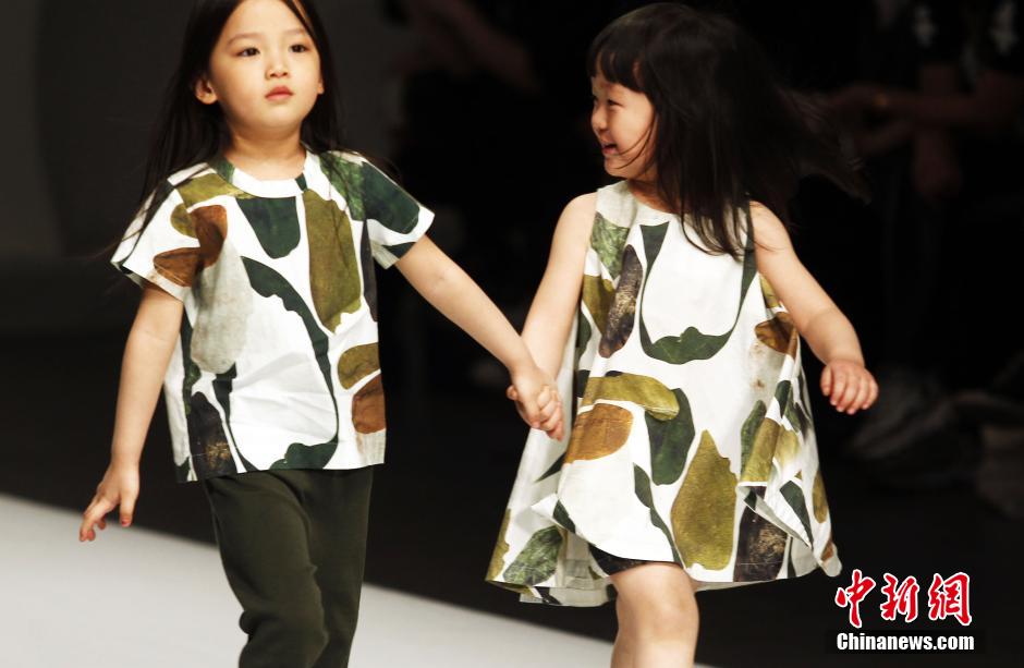 中國(guó)時(shí)裝周上演童裝秀 萌娃齊上陣可愛俏皮