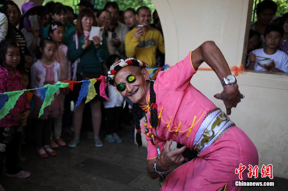 七旬老人男扮女裝公園跳舞賣(mài)萌引圍觀