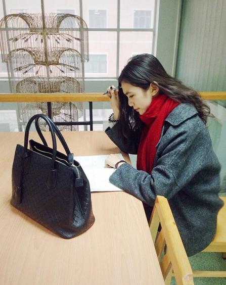 國戲?；ú排畬W(xué)霸 街拍秀修長美腿