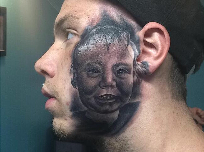 美父親愛(ài)子心切 將兒子照片紋臉上