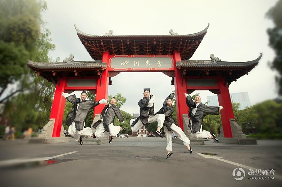 川大女生拍道士版畢業(yè)照 俏皮可愛(ài)