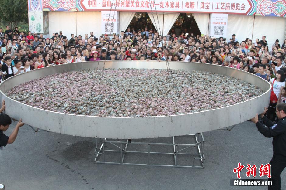 遼寧盤山巨鍋蒸肥蟹 吊車掀鍋蓋眾人聞香而至