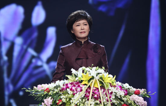 主持人敬一丹。