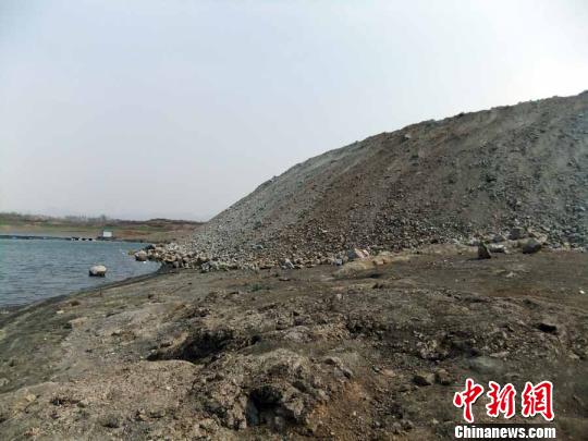 填湖造地，在鴨河水庫非法建設(shè)有越演越烈之勢。吳揚(yáng)　攝