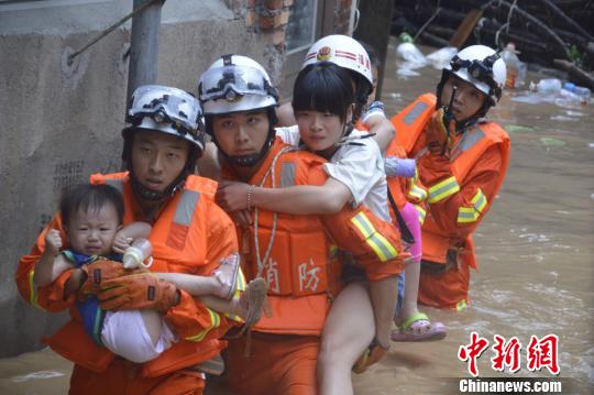 圖為漳平消防大隊(duì)涉水轉(zhuǎn)移被困群眾。