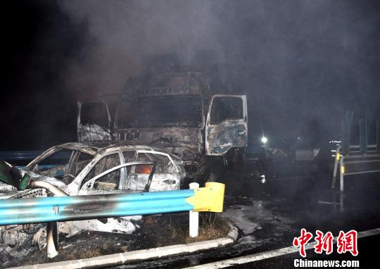 10月2日0時(shí)許，杭瑞高速貴州江口縣往銅仁市方向，距王家溝隧道出口200米處，發(fā)生一起三車(chē)追尾交通事