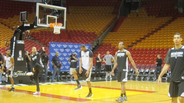 馬刺備戰(zhàn)對陣熱火的第一場總決賽比賽之前，麥蒂亮相訓練場，受到媒體狂熱追捧，在馬刺球員中風頭最勁，他也