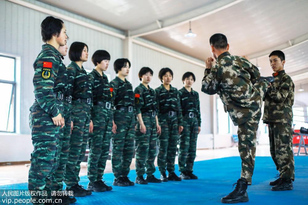 直擊武警特戰(zhàn)女兵搏擊訓練