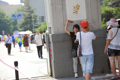 不愿排隊(duì)等待的游客只在門前留影。