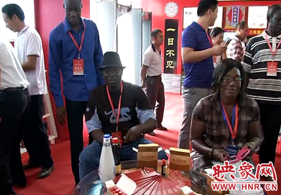 外國游人到正陽王勿橋伏陳醋展示廳內(nèi) 外國游人到正陽王勿橋伏陳醋展示廳內(nèi)