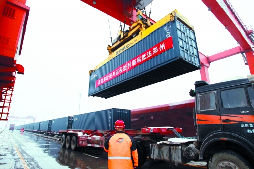 8日,帶回41集裝箱汽車原配件、動車高鐵鋼板、高檔飲料