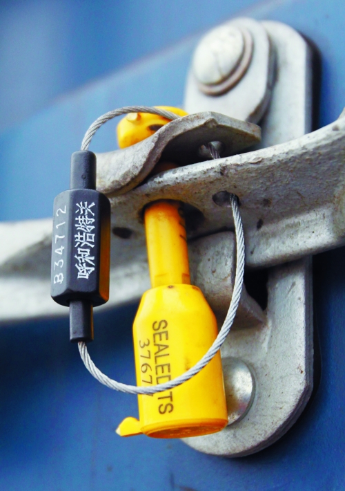 返程班列的貨廂上還帶著不同國家海關的鉛封