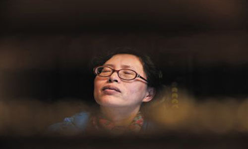 人們將醫(yī)療制度的憤懣情緒，寄托在這個(gè)走廊醫(yī)生身上，共同沉浸在受迫害的幻覺之中