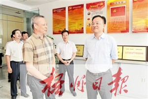 8月6日，梧州市委書記、市人大常委會主任黃俊華到梧州工業(yè)園區(qū)非公企業(yè)寶嘉制衣有限公司，調(diào)研企業(yè)黨建工作情況