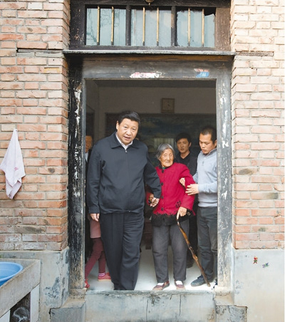 3月17日，習(xí)近平在東壩頭鄉(xiāng)張莊村看望85歲老人張景枝。