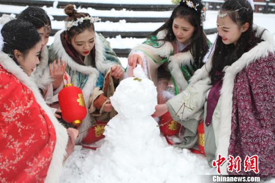 古裝美女雪中斗艷穿越古今玩“打雪仗、堆雪人”
